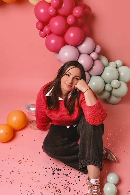 Margot, décoratrice événementielle à Bordeaux avec des ballons — Les Pimp'ettes