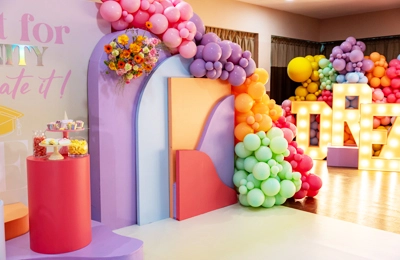 Décoration fête privée avec photocall coloré et arche de ballons — Les Pimp'ettes