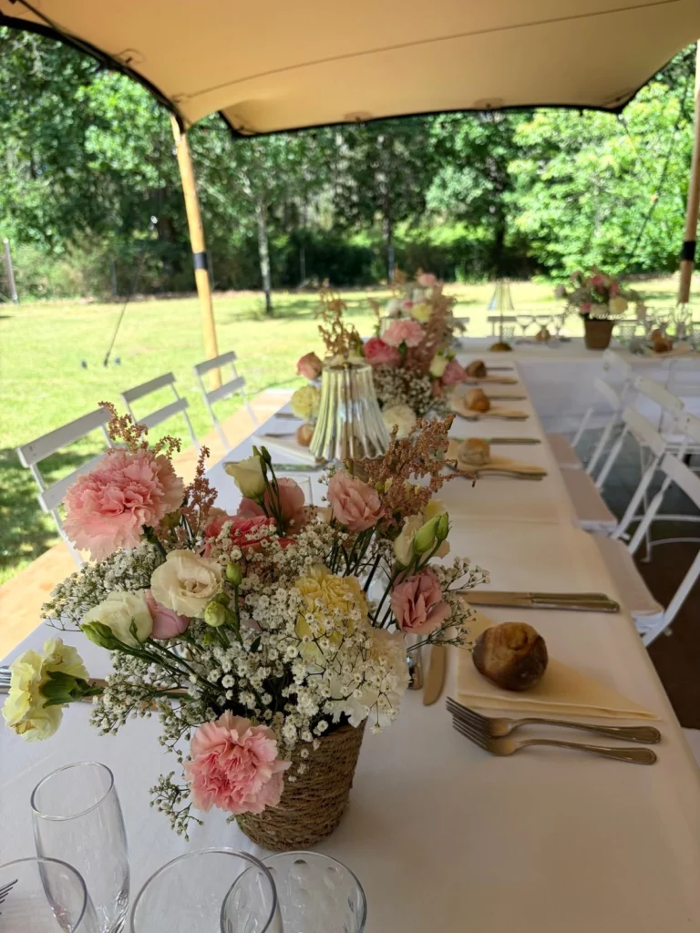 Centre de table mariage œillets roses et gypsophile, décoration extérieure sous tente - Les Pimp'ettes Bordeaux